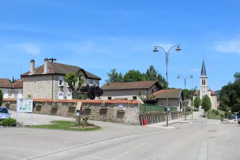 La route du Village à Montagnat avec l'église Saint-Claire et la mairie