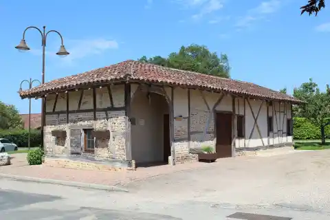 Bibliothèque de Saint-Genis-sur-Menthon dans une ancienne ferme du XVe siècle