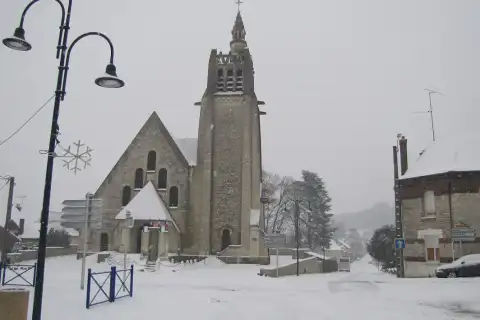 Eglise Saint-Rémi du village de Chavignon, prise de la route qui mène à Pinon
