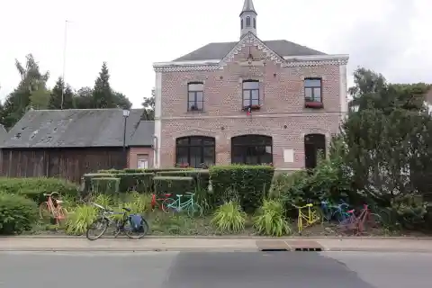 Essigny-le-Petit (Aisne) mairie (avec bicyclettes)