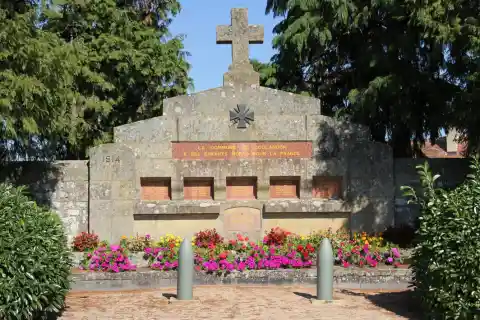 Monument aux Morts de Coulandon (03)