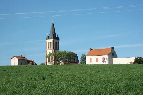 Église et mairie de Serbannes, Allier, Auvergne, France, depuis le chemin de l'Ancienne Église