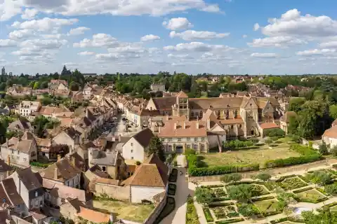 Vue panoramique de Souvigny, du prieuré et de son jardin médival, depuis le ciel