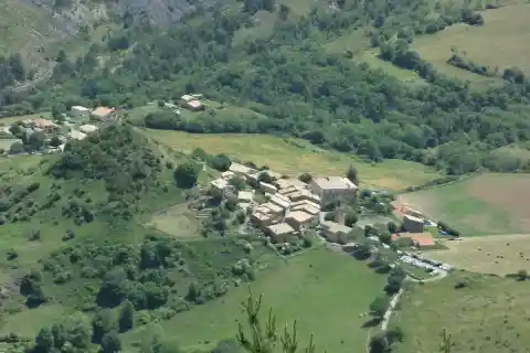 Village d'Entrages, vue de la montagne du Cousson (descente)
