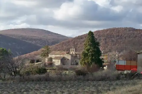 Vue dur le village de Lardiers, Alpes de Haute Provence, France