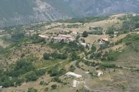 Vue de Valavoire (04250, France) à partir de la montagne du Trainon