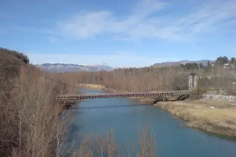 Autre vue partielle du pont suspendu de Fombeton sur la Durance, commune de Valernes