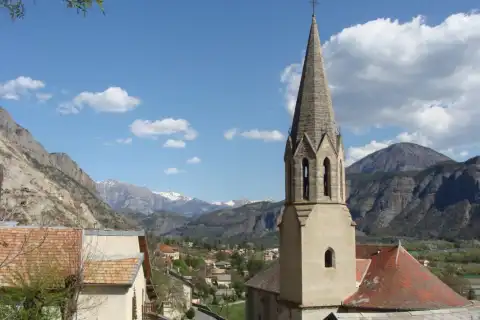 L'église et le village d'Espinasses (Hautes-Alpes). Au fond le massif des Ecrins