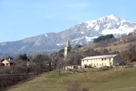 Prunières (Hautes-Alpes) : le quartier de l'église. A l'arrière-plan, le Piolit