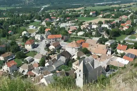 Vue d'ensemble de La Roche-des-Arnauds (Hautes-Alpes), prise le 17 août 2000 depuis le lieu-dit "LA TOUR"