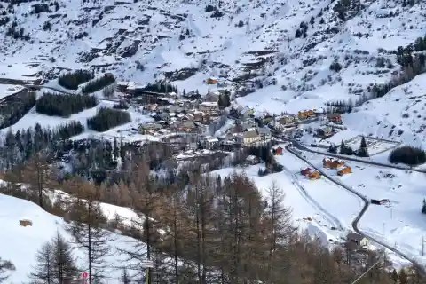 Le village de Vars-Saint-Marcelin depuis le domaine skiable de la Forêt Blanche