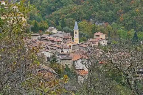 Vue du village de Moulinet depuis la piste de Saint-Michel