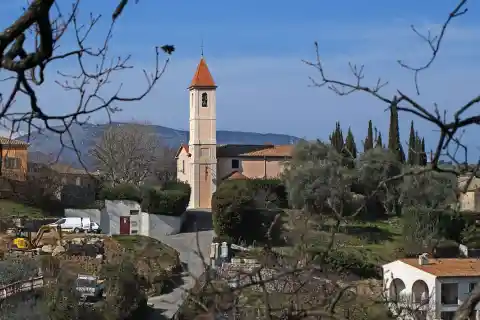 Vue sur l'église de Saint-Blaise depuis la route de Levens
