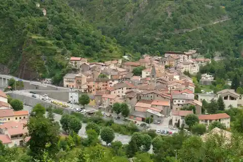 Saint-Sauveur-sur-Tinée - Vue d'ensemble depuis la route de Roubion