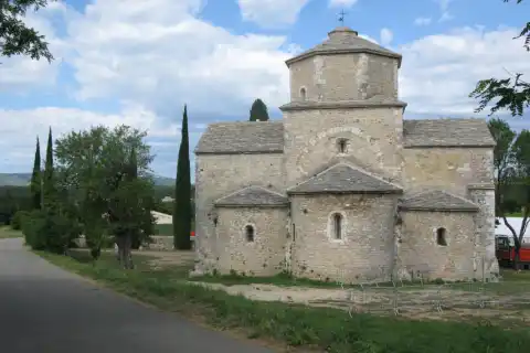 L'église Saibt-Pierre de Larnas