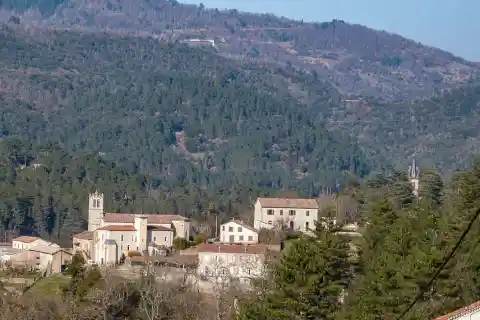Vue du village de Prades (Ardèche) le 5 mars 2023