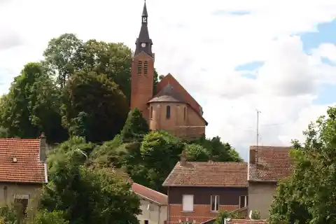 Autry (Ardennes, France) ; l'église surplombant le village