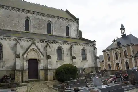 Vue de l'église, du cimetière et de la mairie d'Avançon