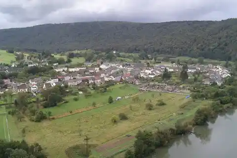 Joigny-sur-Meuse est une commune située dans le departement des Ardennes, France