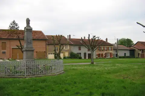 Monument aux morts et place de Marcq en Ardennes