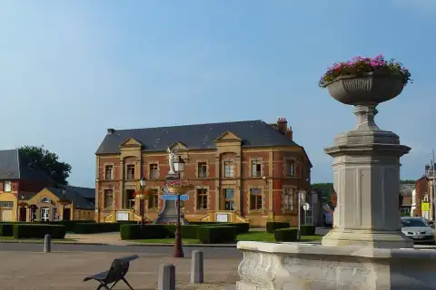 Signy-le-Petit (Ardennes) - la place de l'église