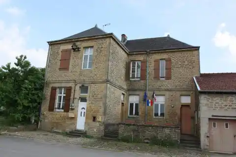 Signy-Montlibert la Mairie les Ardennes vues du sol photo Francis Neuvens