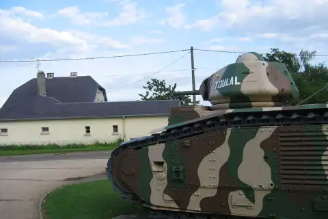 Char français de 1940 à l'entrée de Stonne - village des Ardennes - France