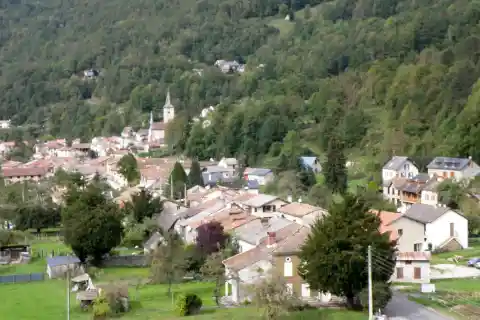 Le village vue depuis le calvaire - Ercé - Ariège (France)
