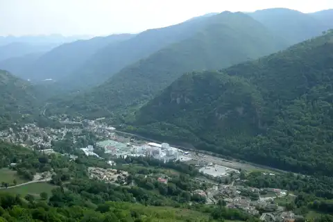 Vue de Luzenac (Ariège) depuis le château de Lordat