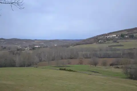 Le bourg de Moulin-Neuf à gauche, et le hameau du Cazal-des-Faures à droite (Ariège, France)