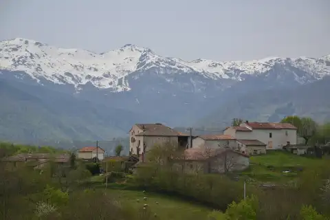 Le hameau de Péreille d'en Haut et le massif de Tabe (Ariège, France)
