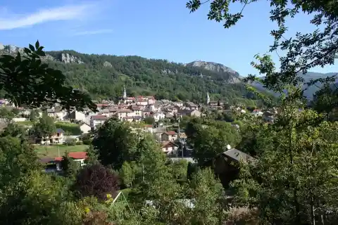 Vue de Rabat-les-Trois-Seigneurs prise du sentier menant à Gourbit