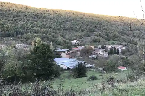 Vue du village de Raissac (Ariège, France) depuis la route montant à Péreille