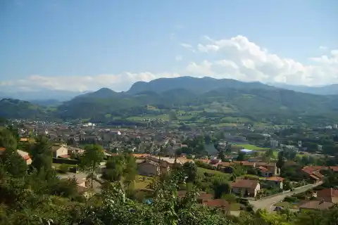 Saint-Lizier - Saint-Girons et la montagne de Sourroque vus depuis le quartier du Marsan