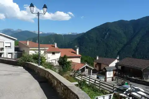 Vue du bourg vers la vallée et les Pyrénées. Vaychis, Ariège, France