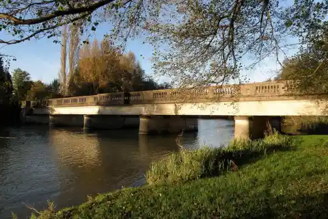 Viaduc ferroviaire sur la Seine de la ligne de Chemin de fer de Troyes à Châtillon-sur-Seine. 10260 Fouchères