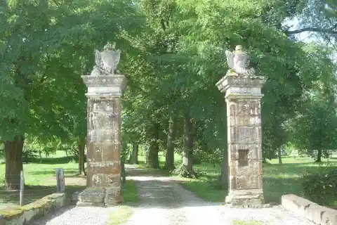Entrée du chateau de Fuligny (Aube)