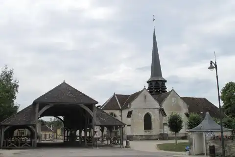 L'église et la halle de Lesmont, Aube