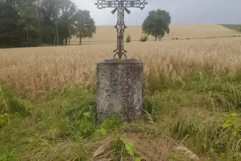 Calvaire situé sur la D25 à Machy