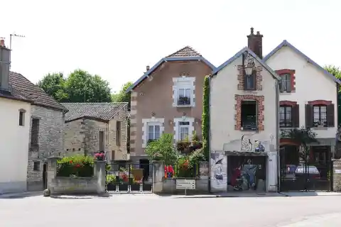 La place du village à Mussy-sur-Seine (Aube, Champagne-Ardenne, France)