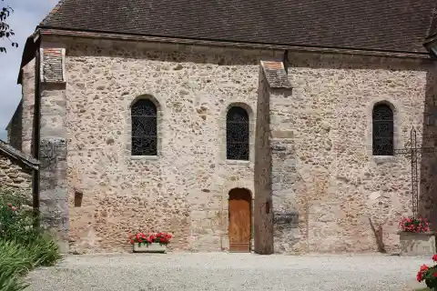 Périgny-la-Rose - Eglise Saint-Remi La nef vue du Sud