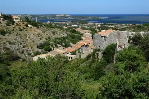 Vue depuis l'ouest sur Fitou, opposée à l'arrière-plan Leucate