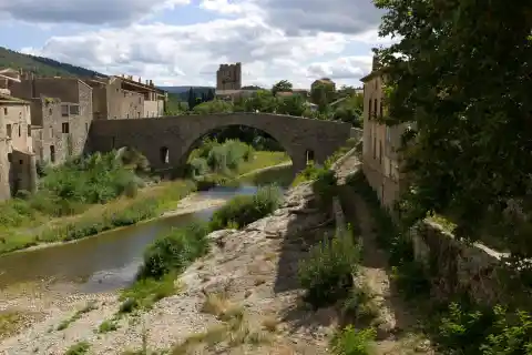 Lagrasse (Aude) et le Pont de l'Abbaye en été