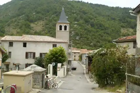 L'église du village de Roquefeuil dans l'Aude