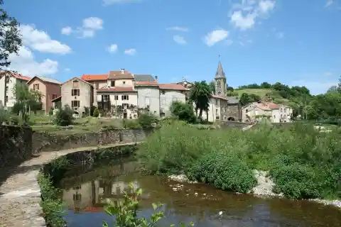 Fayet (Aveyron) - vue de Laroque et de la rivière la Nuéjouls