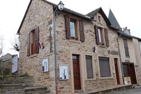 Mairie de Gramond face à la statue de Cérès