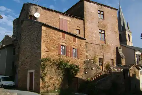 Pousthomy, Aveyron (France). Maisons et clocher
