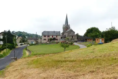 Le bourg de Saint-Félix-de-Lunel, Aveyron, France