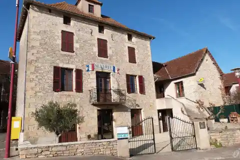 Façade principale de la mairie de Salles-Courbatiès
