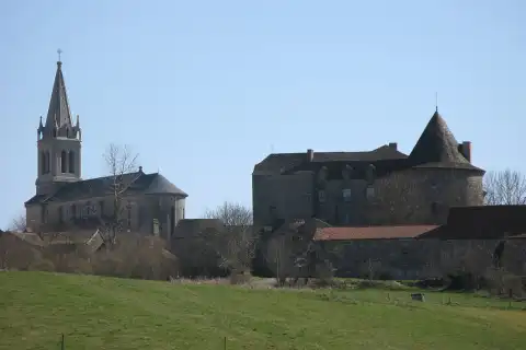 Église Sainte-Anne et château de Sanvensa. Petit village aveyronnais